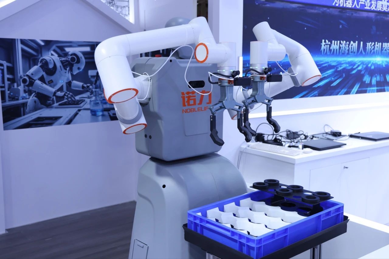 【CES2026前瞻：英伟达或重塑物理AI中美韩机器人齐“秀肌肉”】CES2026凸显芯片巨头战略分野：英伟达重心转向工业AI与机器人而AMD与英特尔则坚守并升级传统PC市场。展会焦点已从消费电子转向人形、定义汽车及卷轴屏等颠覆性硬件的产业化竞速中、美、韩厂商在各赛道展(图1)