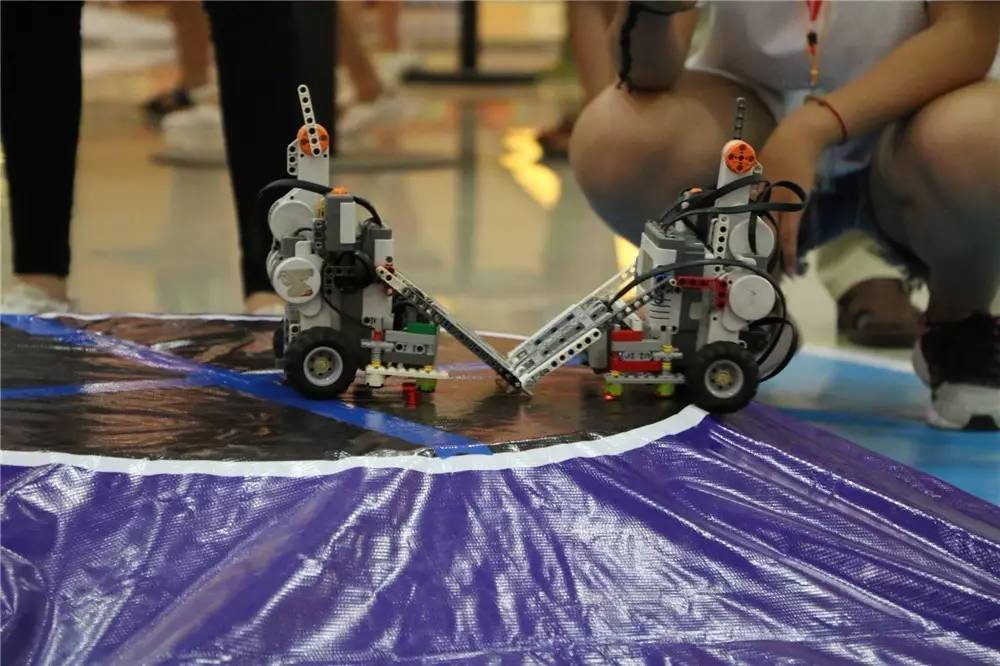 全球首个商业化人形机器人格斗联赛正式启动！(图1)