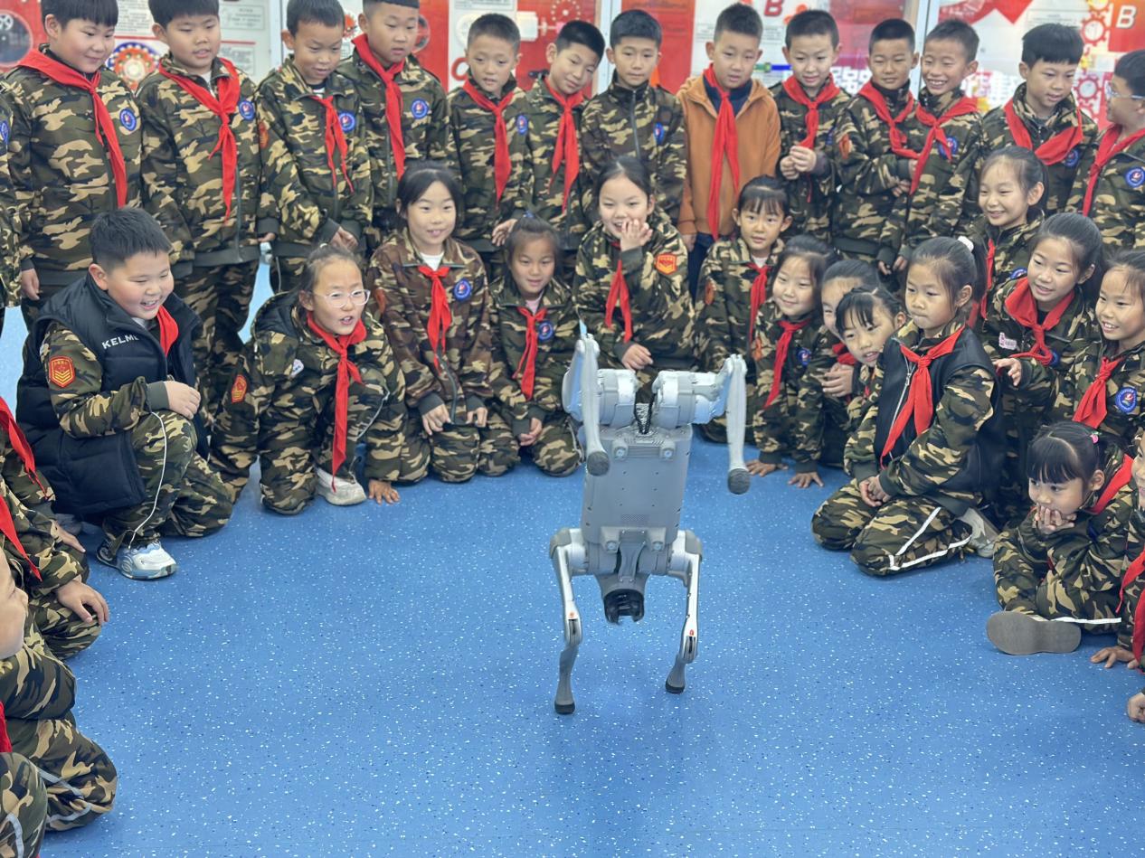 【中国网评】机器人跑半马跑出中国智造新速度(图1)