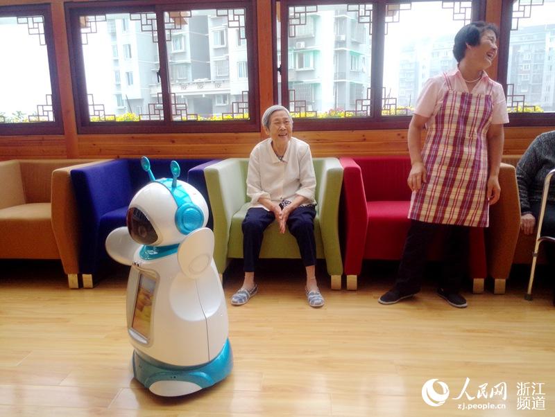发现没农村很多上了70岁的老人还在拼命赚钱养家原因太扎心(图1)